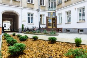 华沙Constitution Square Rooms的一座建筑前面停放着自行车