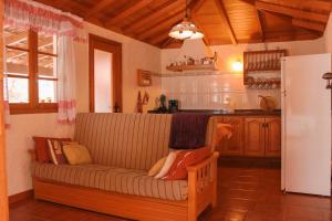 布埃纳维斯塔德尔诺尔特费卡乐卡斯提洛乡村民宿的客厅设有沙发,厨房设有