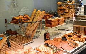 图卢兹图卢兹中心圣乔治美居酒店的展示盒,包括各种面包和糕点