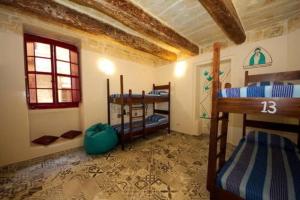 瓦莱塔Vallettastay Dormitory shared hostel的一间卧室配有两张双层床。