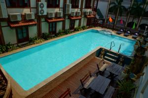 万象占塔班雅酒店的享有酒店游泳池的顶部景色