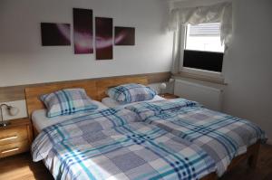 FuldatalFewo-Fuldatal的一间卧室配有带两个枕头的床和窗户