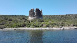 托里格兰德Casa vacanza S'Istella iun Q2451的水中一座古老的城堡