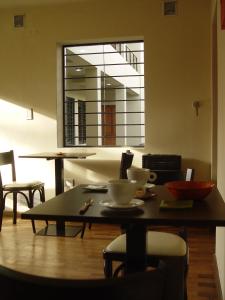 科尔多瓦Hotel Urbana的一间带桌子和窗户的用餐室