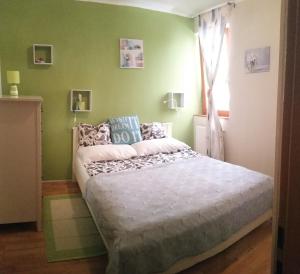 布达佩斯Downtown Garden Isle in urban Style-Free parking的一间卧室设有一张床和绿色的墙壁