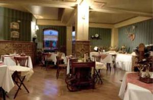 蓬塔阿雷纳斯雷伊豪尔赫岛酒店的用餐室配有桌子和白色的桌椅