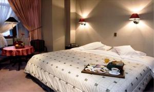 蓬塔阿雷纳斯雷伊豪尔赫岛酒店的一间酒店客房,床上放着一盘食物