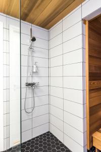 奥卢Apartment Pohjanpoika的带淋浴的浴室和白色瓷砖墙壁
