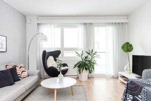 奥卢Apartment Pohjanpoika的客厅配有沙发和桌子