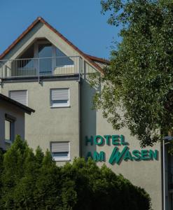 内卡河畔弗赖贝格艾玛瓦森酒店的上面有酒店安瓦桑标志的建筑
