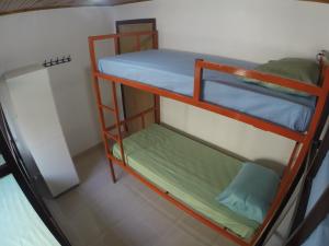戈亚斯州上帕莱索Hostel Aventura的一间客房内配有两张双层床的房间