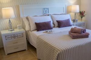 卡勒达德福斯特Beautiful Villa Grace, Caleta de Fuste的一间卧室配有一张大床和两盏灯。