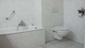 布鲁塞尔曼哈顿酒店的白色的浴室设有卫生间和浴缸。