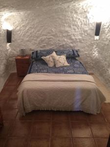 GaleraCueva Chelaja的一间卧室配有一张带两个枕头的床