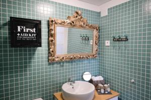 波尔图波尔图公爵公寓的一间带水槽和镜子的浴室