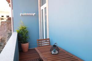 波尔图波尔图公爵公寓的阳台设有木桌和蓝色的墙壁。