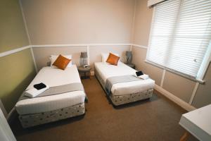 纽卡斯尔格林鲁夫酒店的小型客房 - 带2张床和窗户