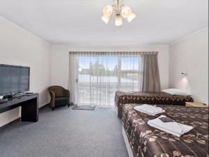 罗托鲁瓦克利夫兰热汽车旅馆 的酒店客房设有两张床和一台平面电视。