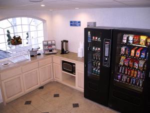 阿布西肯阿布西肯/大西洋城苏佩旅馆的厨房配有柜台和大冰箱。