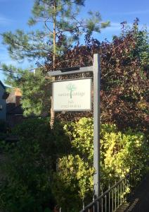 浦耳韦斯顿小屋住宿加早餐旅馆的树前的标志