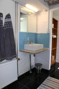 埃贝尔托夫特Ebeltoft-rooms的一间带水槽和镜子的浴室