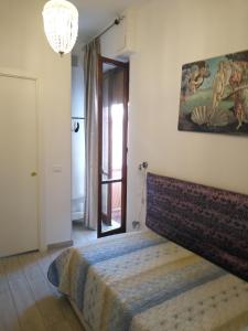 佛罗伦萨南希之屋住宿加早餐旅馆的卧室配有一张床,墙上挂有绘画作品