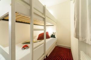 瓦勒迪泽尔拉代尔皮埃尔假日酒店的儿童卧室配有带玩具车的双层床