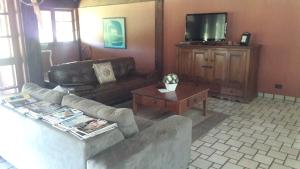 布罗塔斯Chácara San Diego - Brotas的带沙发和电视的客厅