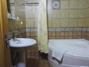 布哈拉卡夫萨精品酒店的浴室配有盥洗盆、卫生间和浴缸。