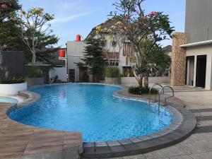 日惹诺拉度假屋的庭院中间的游泳池