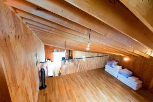 小樽樱花园山林小屋的阁楼间设有木制天花板和枕头