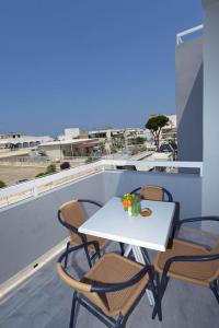 伊利索斯Ialysos City Hotel的美景阳台配有白色的桌椅