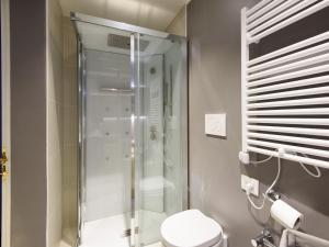 锡耶纳La Terrazza Sul Campo-Rooms Only的带淋浴和卫生间的浴室
