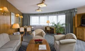 马格德堡玛丽蒂姆马格德堡酒店的酒店客房设有沙发、椅子和桌子。