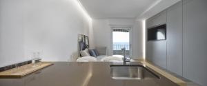 Luxury Suites Collection - Frontemare Viale Milano 33的厨房或小厨房