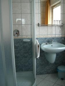 迈泽克韦什德Napfürdő Vendégház的带淋浴和盥洗盆的浴室