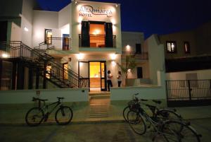 圣维托罗卡波阿尔塔玛里亚酒店的两辆自行车在晚上停在大楼外