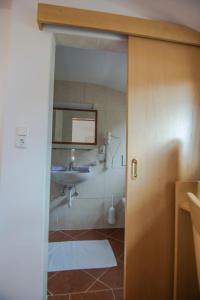 迈尔霍芬裴森里贾纳酒店的一间带水槽和镜子的浴室
