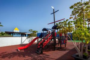 莫罗德哈布雷Occidental Jandía Playa的一个带滑梯游乐场的公园