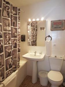安道尔城巴里安蒂克旅馆&酒吧的一间带水槽、卫生间和镜子的浴室