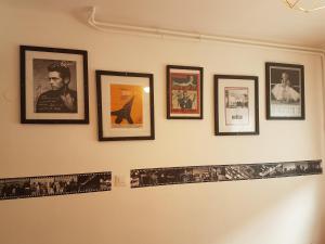 安道尔城巴里安蒂克旅馆&酒吧的墙上的一排照片