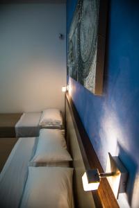 托雷圣乔万尼乌Mare Del Sud的一间设有两张床和蓝色墙壁的客房