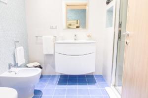 托雷圣乔万尼乌Mare Del Sud的白色的浴室设有水槽和卫生间。