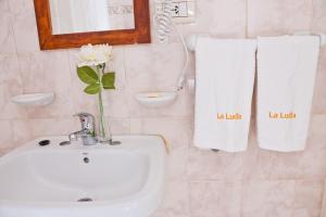 玛德琳港Complejo La Lucila的浴室配有水槽和墙上的毛巾