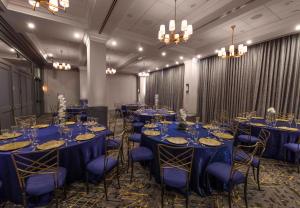 华盛顿The St Gregory Hotel Dupont Circle Georgetown的配有蓝色桌椅和吊灯的房间