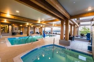 里奇兰The Lodge at Columbia Point的一座带室内游泳池的酒店游泳池