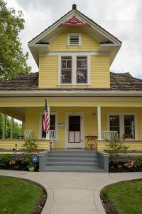 洛迪Poppy Sister Inn的前面有旗帜的黄色房子
