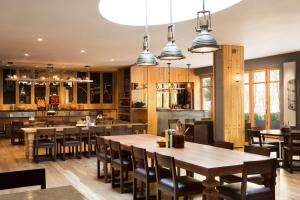 纳帕纳帕安仕达 - 凯悦概念酒店的用餐室配有木桌和椅子