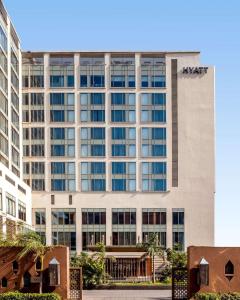 艾哈迈达巴德艾哈迈达巴德凯悦酒店的大型办公楼,设有许多窗户