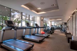 艾哈迈达巴德艾哈迈达巴德凯悦酒店的健身房,配有一排跑步机和机器